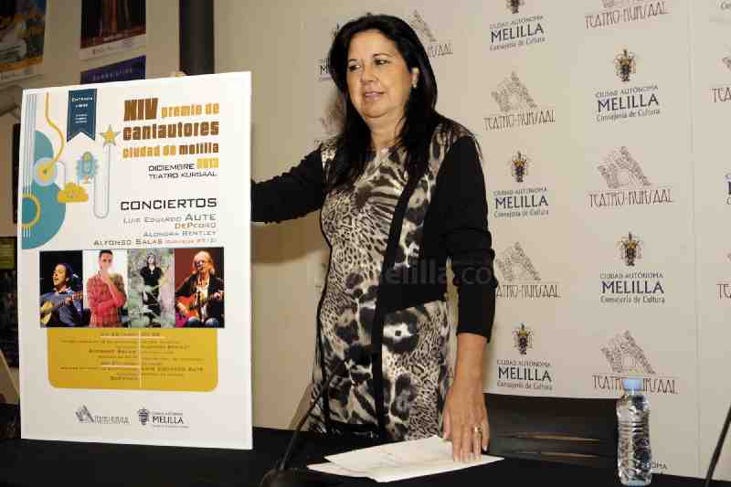 La consejera de Cultura junto al cartel del certamen