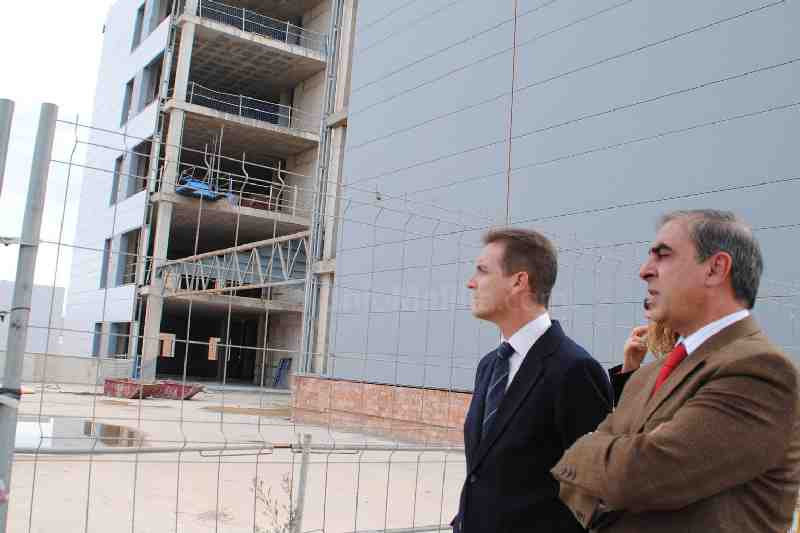 El PSOE pregunta por el coste que implica el deterioro por la paralización de las obras del Hospital