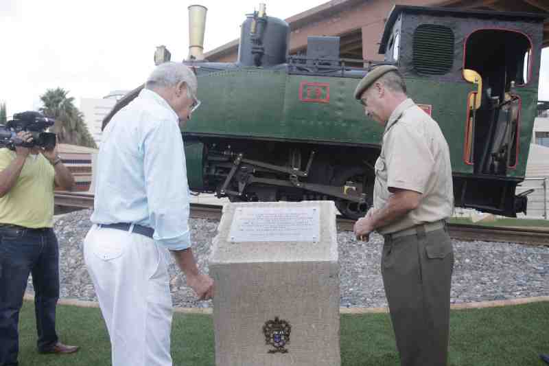 Melilla rinde un homenaje a los hombres del ferrocarril con la instalación de una antigua locomotora junto al cargadero de mineral