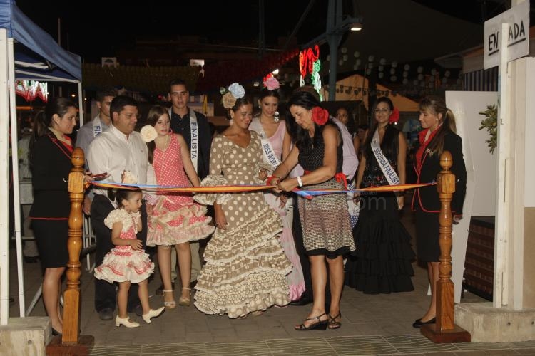 Miles de luces de colores dan la bienvenida a la Feria de Melilla 2013