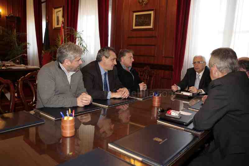 La COA dispone desde hoy de cuatro nuevos autobuses cofinanciados por el Gobierno local