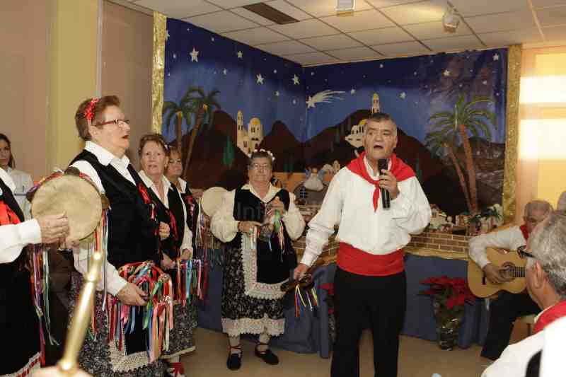 El Centro Social de Mayores da inicio a la Navidad con la inauguración oficial de su Belén