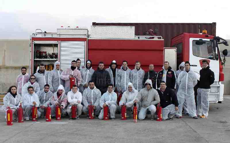 Los alumnos del curso de voluntarios de Protección Civil aprenden a intervenir en la extinción de incendios