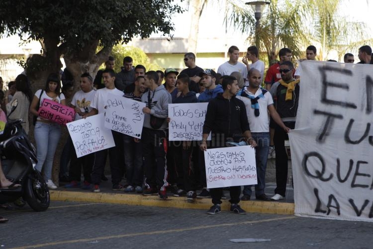 Cierran la frontera como protesta por el asesinato de dos jóvenes en Marruecos