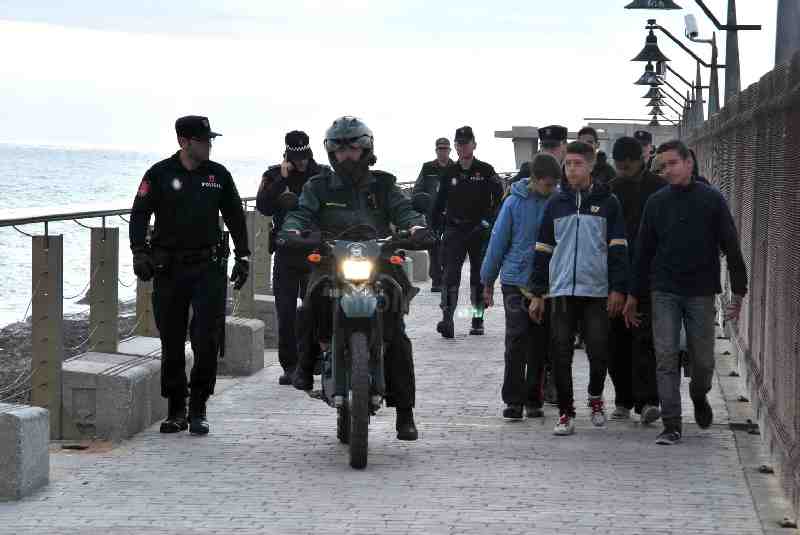 Descubren a 27 personas ocultas en las escolleras de Melilla