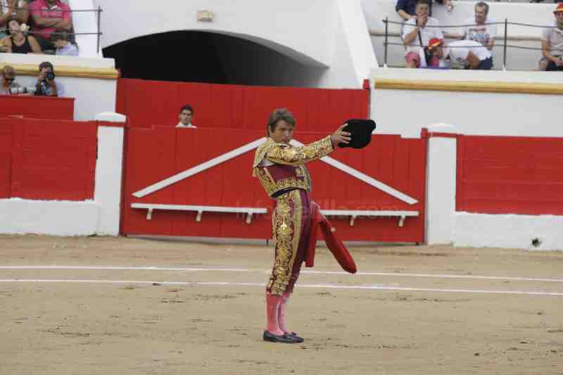 El Fandi indulta a "Miraclaro" en Melilla y sale a hombros con el Cordobés