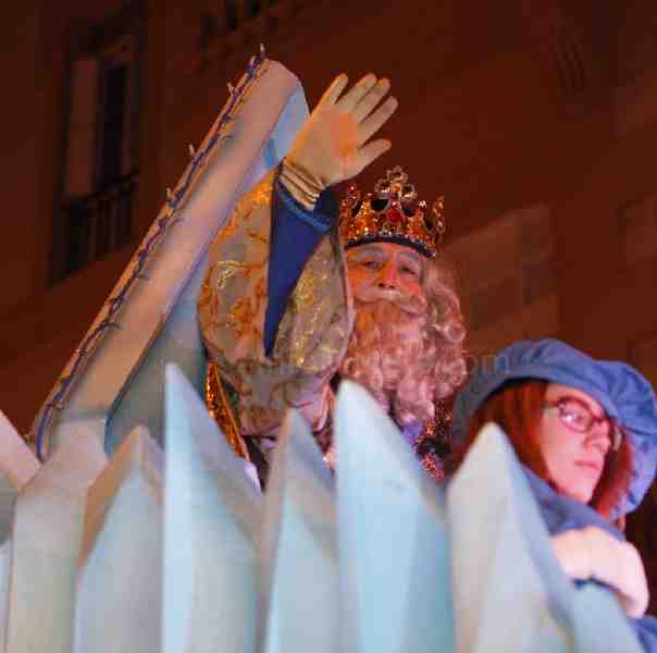 Miles de melillenses abarrotan las calles de la ciudad para dar la bienvenida a los Reyes Magos
