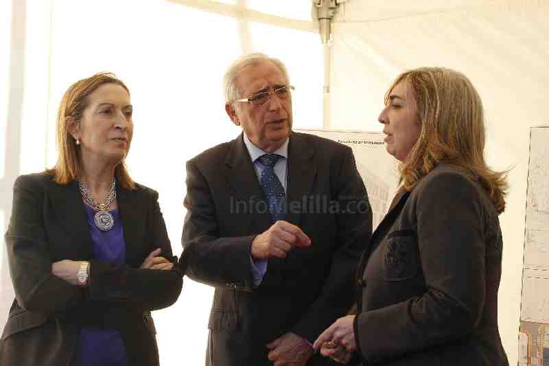 La ministra de Fomento pone la primera piedra de las 60 nuevas viviendas de Gabriel de Morales y se compromete a construir hasta 300 este año