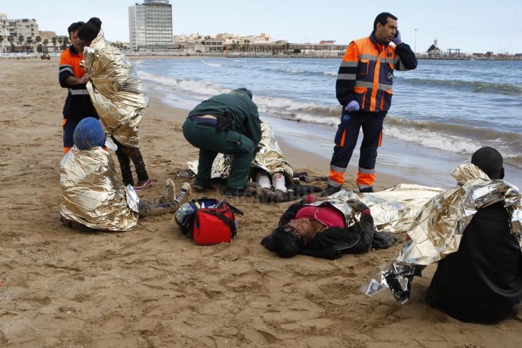 Llega a una playa de Melilla una patera con al menos 15 inmigrantes