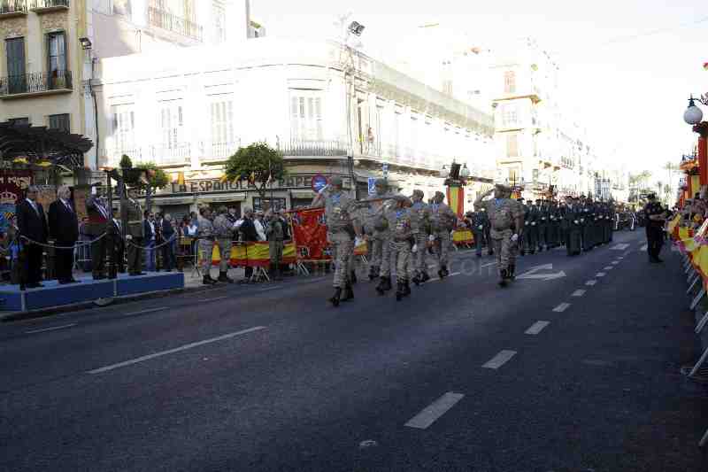 Cientos de personas asisten el desfile de las Fuerzas Armadas en Melilla
