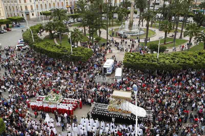 Melilla cierra Semana Santa con el tradicional "Encuentro" entre Madre e Hijo