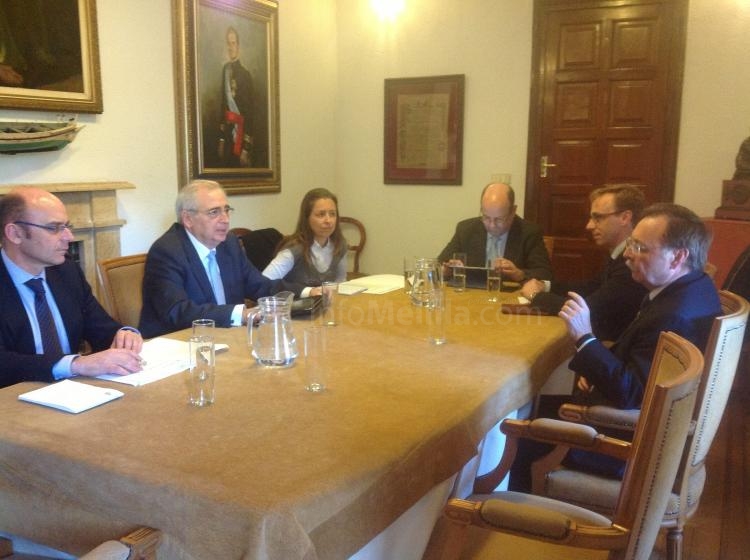 Responsables de ambos gobiernos durante la reunión