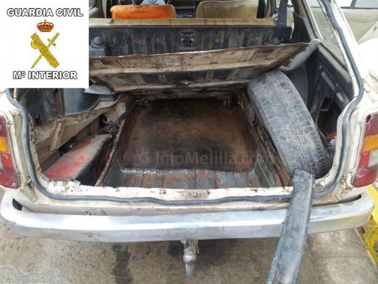 Ingresa en prisión un marroquí que pretendía introducir en Melilla a dos inmigrantes ocultos junto al depósito de combustible de su vehículo