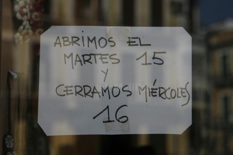 Numerosos comercios y establecimientos de la ciudad abren sus puertas a pesar de ser jornada festiva