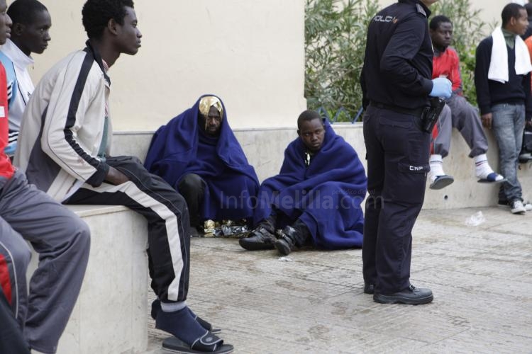 Llega una patera con catorce inmigrantes a una playa de Melilla