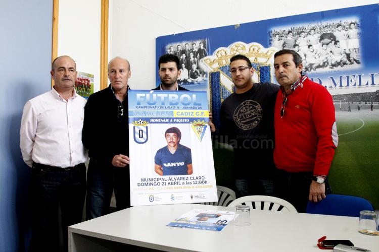 Maldonado, Totó, David Sánchez, Moqui, -hijo de Paquito- y Salvatierra, mostando el cartel