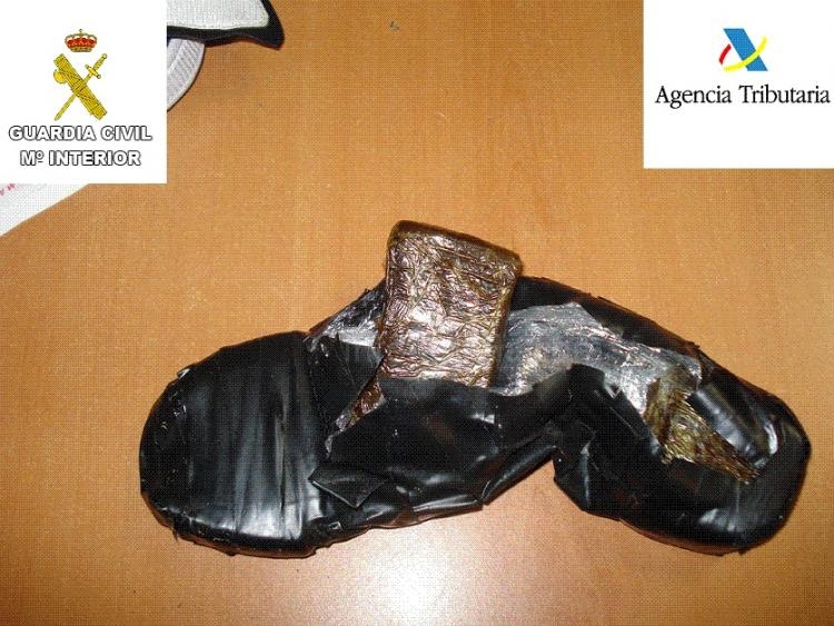 Detenidos seis jóvenes en los puertos de Melilla y Motril con droga oculta bajo la ropa