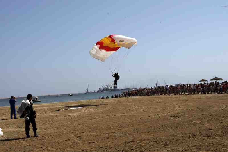 Miles de melillenses asisten a la exhibición de saltos acrobáticos que el Ejército ha llevado a cabo para celebrar el 516 aniversario de Melilla