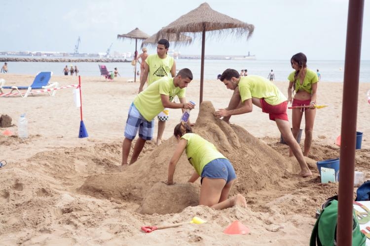'La Gran Movida' lleva el arte a la playa con la tradicional prueba de figuras de arena