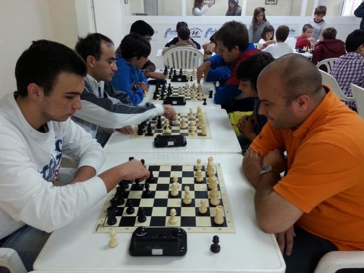 Ajedrez: Simultanea del Gran Maestro Misa Pap