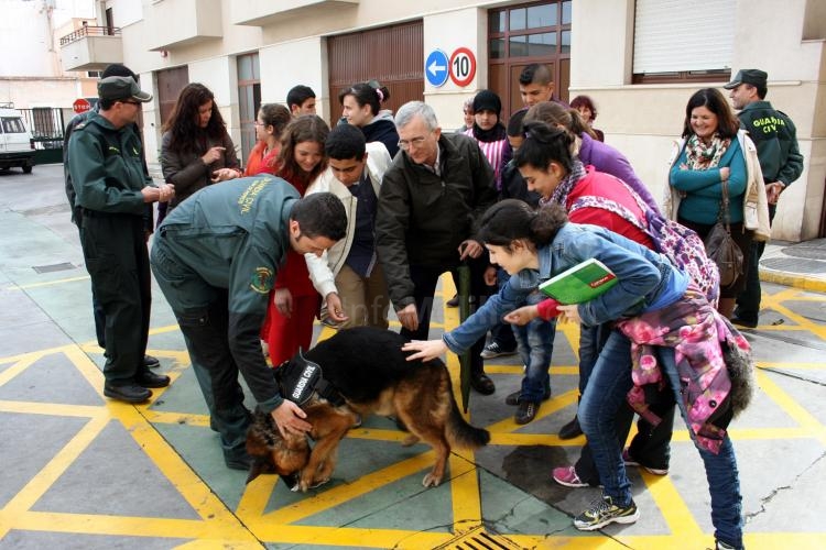 Alumnos del IES Miguel Fernández participan en una jornada de convivencia con la Guardia Civil
