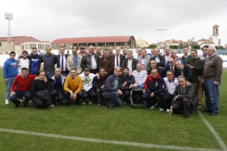 Paquito formando con todos sus compañeros que en su época fueron de la Unión Deportiva