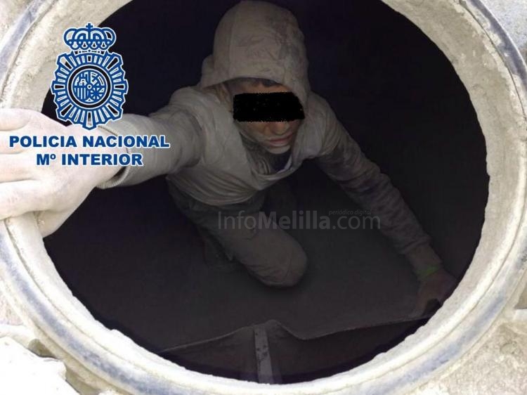 Hallados seis jóvenes cuando pretendían viajar a la Península ocultos en el interior de un camión cisterna con cemento en polvo