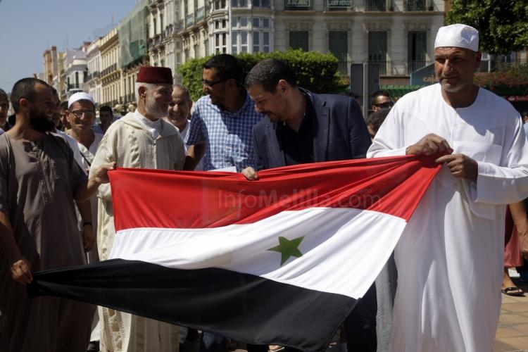 Unos 200 musulmanes piden en Melilla por la paz en Siria y en Egipto