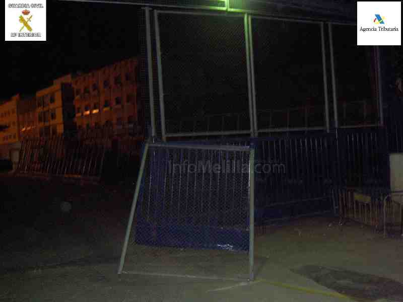 Nueve inmigrantes subsaharianos logran traspasar la frontera de Melilla a bordo de un vehículo que se saltó el control policial