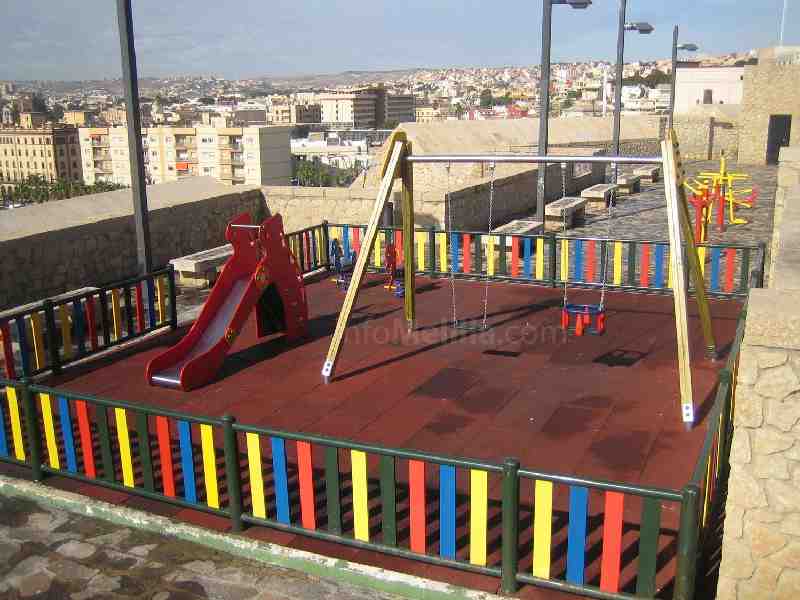 Melilla la Vieja vuelve a abrir al público su parque infantil, dañado el pasado año por un acto vandálico