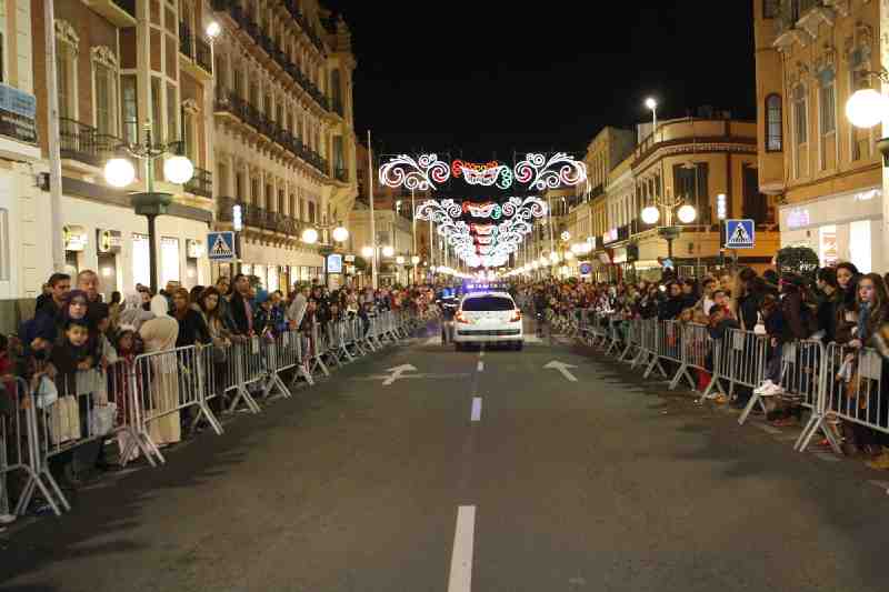 Una gran cabalgata de color, música y diversión pone el broche de oro al Carnaval de Melilla 2013
