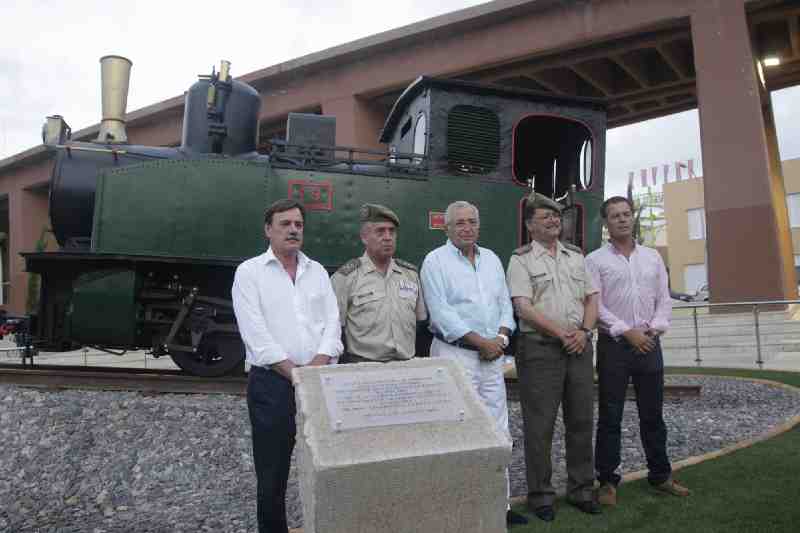 Melilla rinde un homenaje a los hombres del ferrocarril con la instalación de una antigua locomotora junto al cargadero de mineral