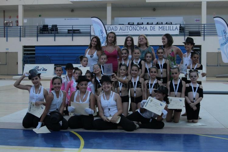 María Jesús, junto al nutrido grupo de las gimnastas melillenses