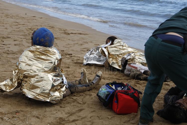 Llega a una playa de Melilla una patera con al menos 15 inmigrantes