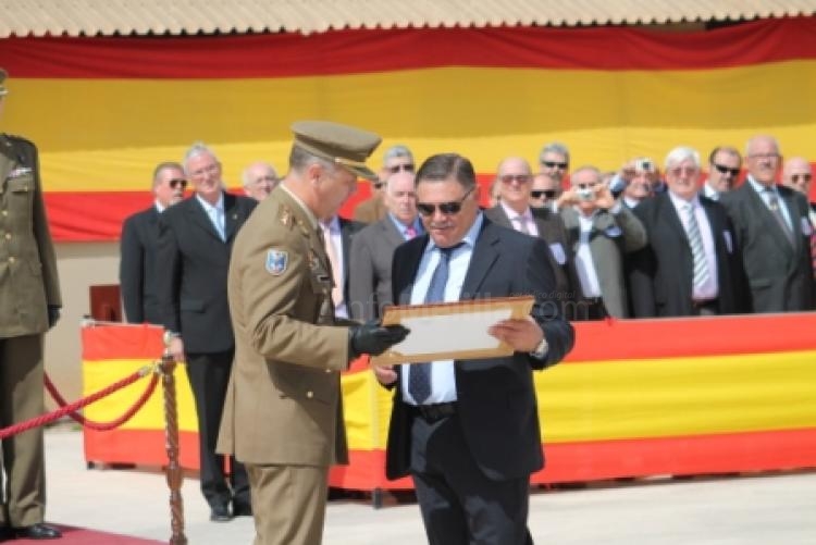 El Regimiento de Ingenieros nº 8 homenajea a los Veteranos de Ingenieros de Melilla con una parada militar