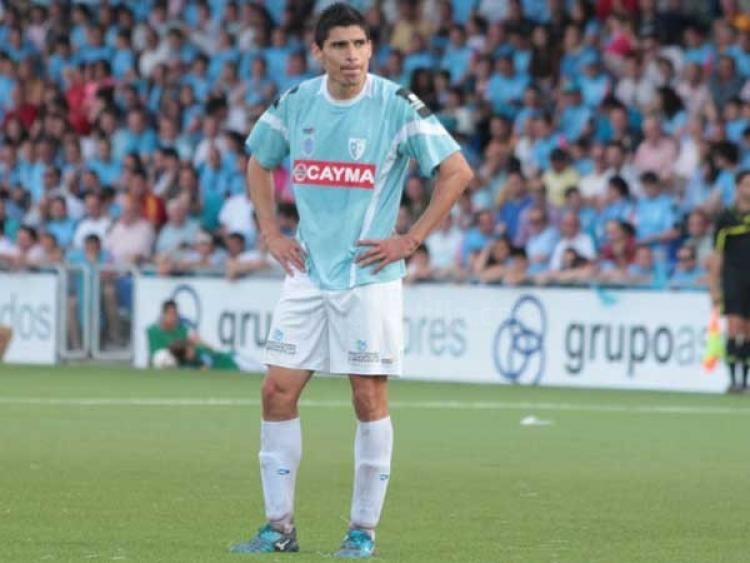 Matías Saad luciendo la equipación del Lucena CF