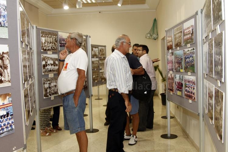 El ex-empresario Paco Benitez presenta una exposición de 250 fotografías históricas del fútbol desde 1927 hasta 2004