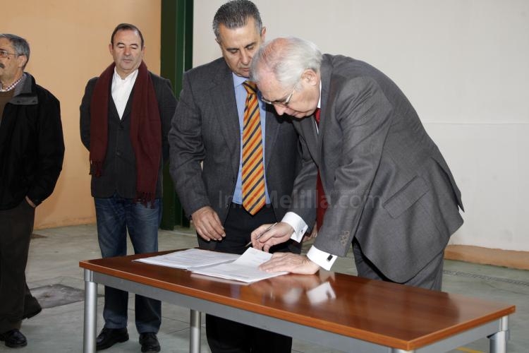 El Colegio Anselmo Pardo cuenta ya con una pista polideportiva cubierta gracias a una inversión de 266.000 euros por parte de la Ciudad