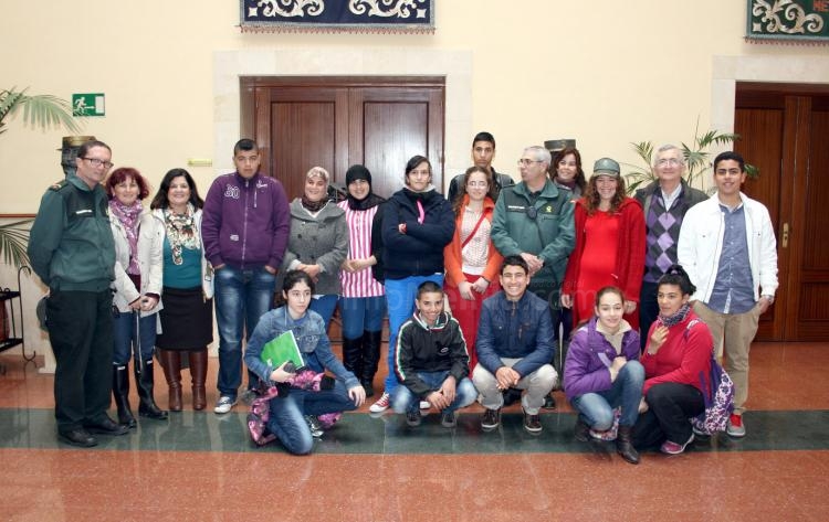 Alumnos del IES Miguel Fernández participan en una jornada de convivencia con la Guardia Civil