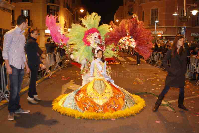 Una gran cabalgata de color, música y diversión pone el broche de oro al Carnaval de Melilla 2013