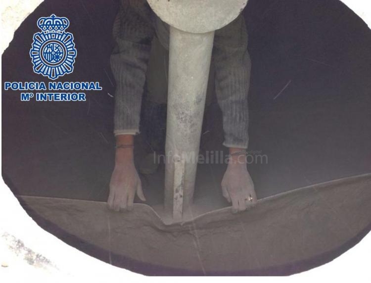 Hallados seis jóvenes cuando pretendían viajar a la Península ocultos en el interior de un camión cisterna con cemento en polvo