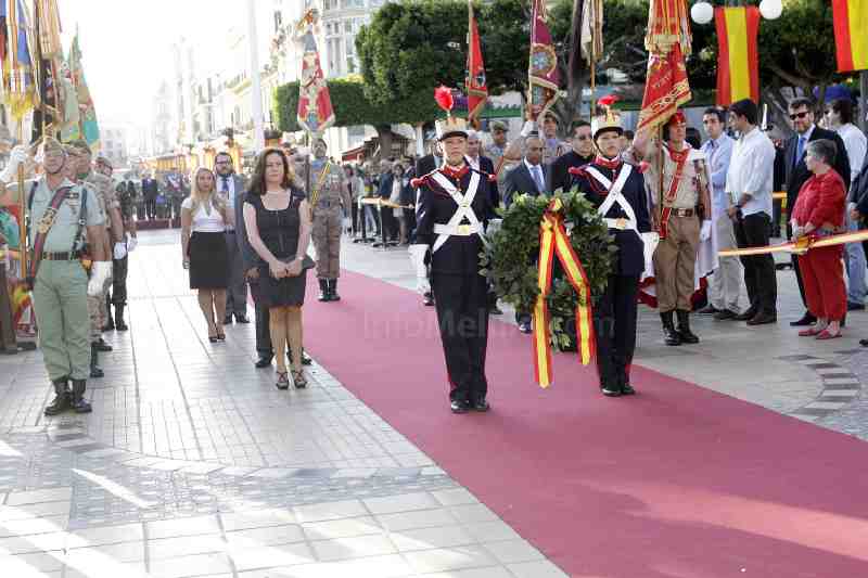 Cientos de personas asisten el desfile de las Fuerzas Armadas en Melilla