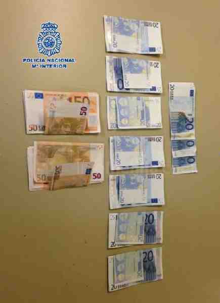 La policía detiene a una persona por un delito de introducción de moneda falsa