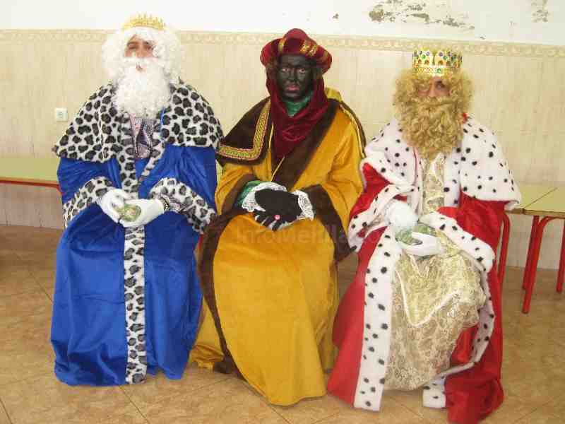 Los Reyes Magos, enviados por NNGG, reparten juguetes a los niños del Monte María Cristina