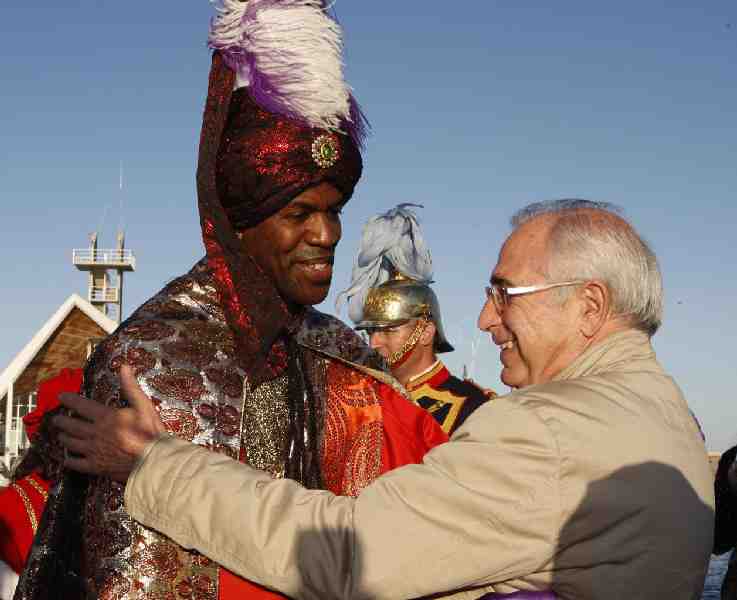 Miles de melillenses abarrotan las calles de la ciudad para dar la bienvenida a los Reyes Magos