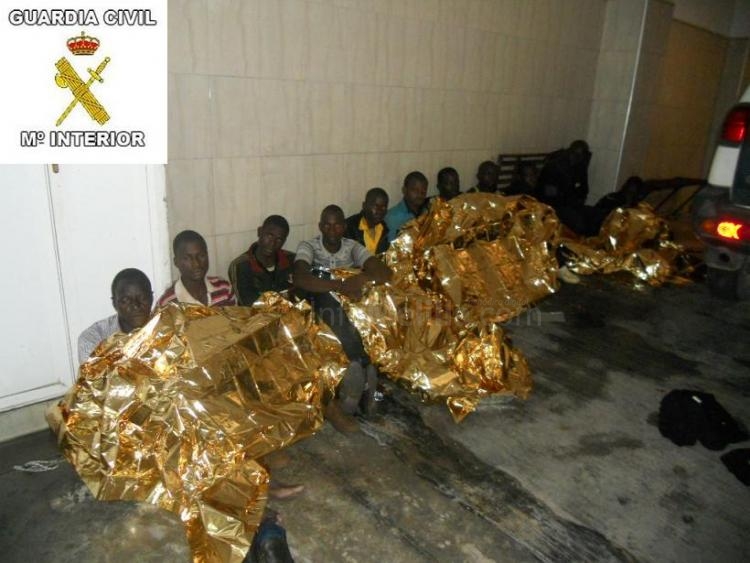 Dieciséis inmigrantes, incluida una menor, llegan a Melilla a bordo de una patera