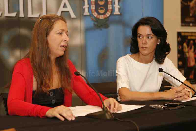 Muriel y Garbín presentando la nueva Carta de Servicios