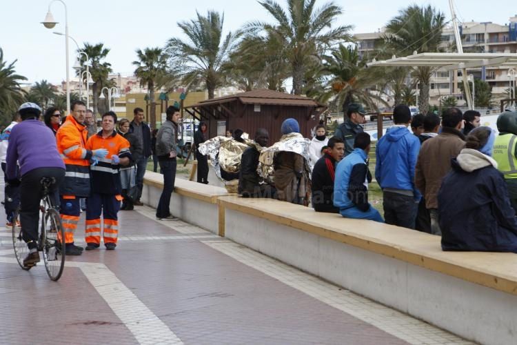 Llega a una playa de Melilla una patera con al menos 15 inmigrantes
