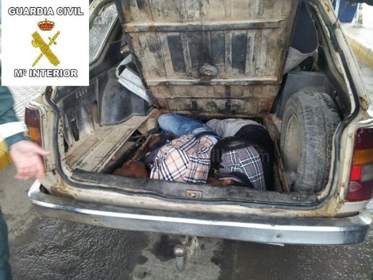 Ingresa en prisión un marroquí que pretendía introducir en Melilla a dos inmigrantes ocultos junto al depósito de combustible de su vehículo