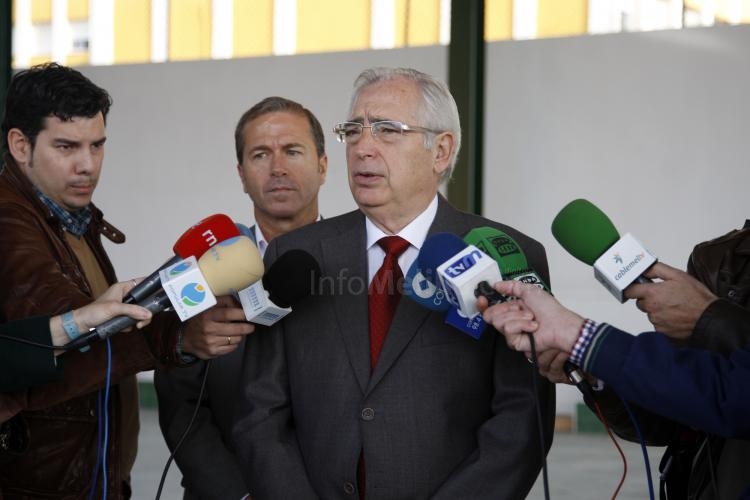 El Colegio Anselmo Pardo cuenta ya con una pista polideportiva cubierta gracias a una inversión de 266.000 euros por parte de la Ciudad